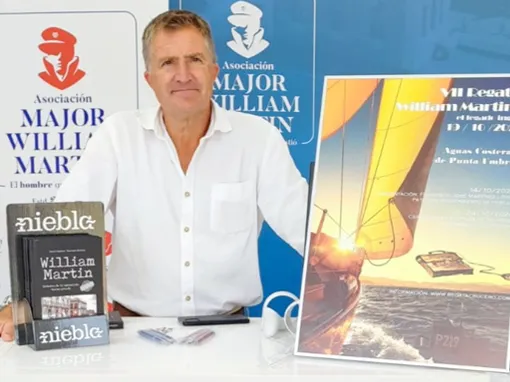 Miembro de la asociación William Martin, dentro de un Stand de feria con material divulgativo