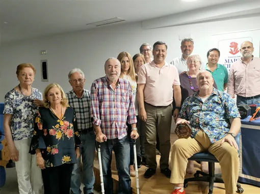 Un grupo de personas reunidas tras una charla impartida por la Asociación Major William Martin.